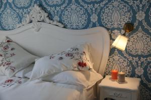 A bed or beds in a room at Aitna B&B