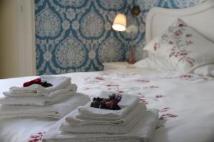 A bed or beds in a room at Aitna B&B