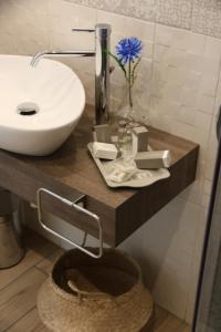 A bathroom at Aitna B&B