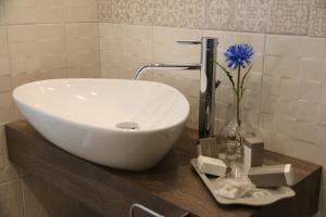 A bathroom at Aitna B&B