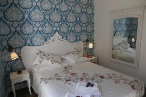 A bed or beds in a room at Aitna B&B