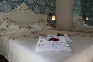 A bed or beds in a room at Aitna B&B