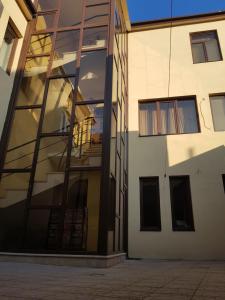 un edificio con una escalera frente a un edificio en Hotel New Telavi en Telavi
