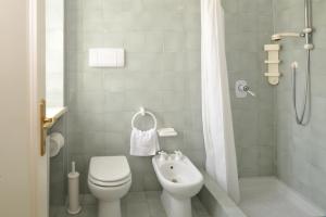a bathroom with a toilet and a sink and a shower at Bed & Breakfast Pegaso in Valeggio sul Mincio