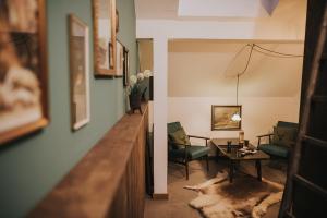 a hallway with a living room with a table and chairs at Projekt GASTRAUM in Illertissen