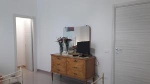 a room with a dresser with a television on it at Casa Le Pigne in Avola