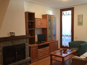 Blanchard Benas في بيناسكي: غرفة معيشة مع موقد وتلفزيون