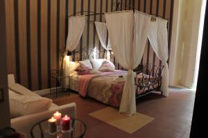 A bed or beds in a room at Aitna B&B