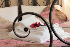 A bed or beds in a room at Aitna B&B