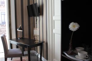 A television and/or entertainment centre at Aitna B&B