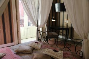 A bed or beds in a room at Aitna B&B