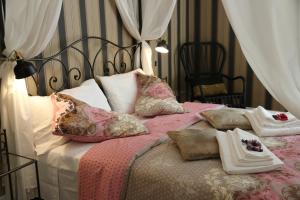 A bed or beds in a room at Aitna B&B