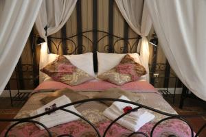A bed or beds in a room at Aitna B&B