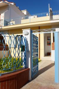 une porte bleue devant une maison dans l'établissement Casa Le Pigne, à Avola