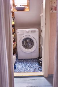 a washer and dryer in a small laundry room at Ferienwohnung Wilhelmine in Bayreuth