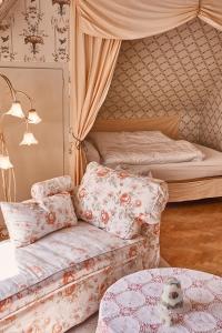 a room with a bed and a couch with pillows at Ferienwohnung Wilhelmine in Bayreuth