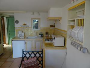 Кухня или мини-кухня в Chez Jean-Pierre & Annick
