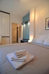 - une chambre avec un lit et 2 serviettes dans l'établissement Garni hotel King, à Kragujevac