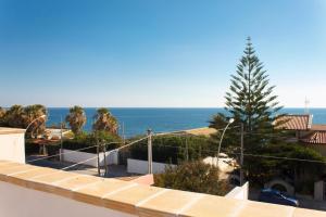 a view of the ocean from the roof of a house at Casa Le Pigne in Avola