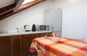 una cocina con una mesa con un bol de fruta. en Apartment Split Belvedere en Split