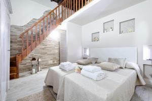 フィレンツェにあるSanta Croce Cathedralの白いベッドルーム(ベッド2台付)と階段