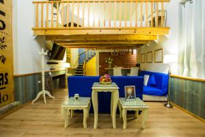 - un salon avec un canapé bleu et une table dans l'établissement Xoxula by Inmense, à Cholula