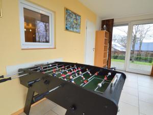 - un tavolo da ping pong in soggiorno di Cozy Holiday Home in Robertville with Sauna a Robertville