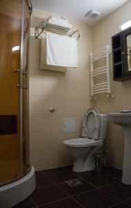ヤシにあるRent Room N&Sのバスルーム(トイレ、洗面台付)