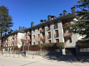 un gran edificio con una valla delante en Blanchard Benas, en Benasque