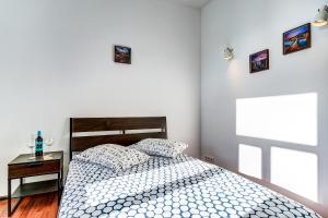 a bedroom with a bed and a table and a window at La Casa Di Bury Apartments 1 in Saint Petersburg