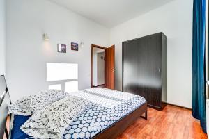 a bedroom with a bed and a black cabinet at La Casa Di Bury Apartments 1 in Saint Petersburg