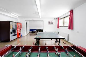 a ping pong room with a ping pong table at L'Orri del Pallars in Montardit