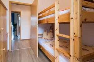 ein Etagenbettzimmer mit zwei Etagenbetten in der Unterkunft Villa Malve Wohnung 05 in Bansin