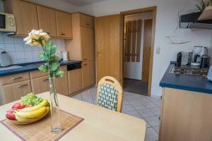un jarrón de flores sobre una mesa en una cocina en Villa Malve Whg 10, en Bansin