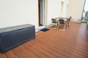 Zimmer mit einem Tisch, einem Tisch und Stühlen in der Unterkunft Villa Malve Wohnung 05 in Bansin