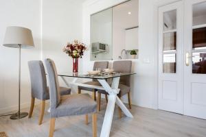 a dining room with a table and chairs at Genteel Home Encarnación in Seville