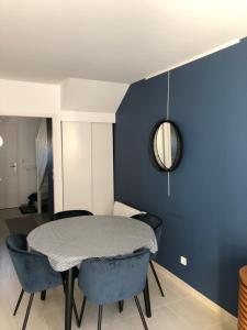 ヴィムルーにあるHuginesの青い壁のダイニングルーム(テーブル付)