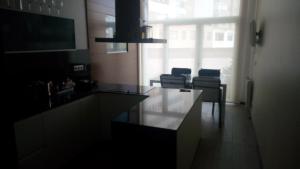 ビーゴにあるApartamento Modernista con Garajeのキッチン(テーブル、椅子付)