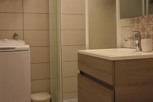 un baño con lavabo e inodoro en Apartment Frilena, en Bovec 7 fotos más