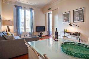 TV a/nebo společenská místnost v ubytování Habitat Apartments Paseo de Gracia Suite