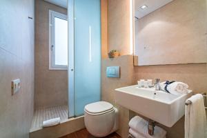 Koupelna v ubytování Habitat Apartments Paseo de Gracia Suite + 11 fotografií