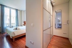 Postel nebo postele na pokoji v ubytování Habitat Apartments Paseo de Gracia Suite