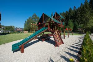 einen Spielplatz mit Rutsche in einem Park in der Unterkunft Chata Piecky in Hrabušice