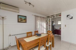 a dining room with a table and chairs at Apartments Mare in Postira