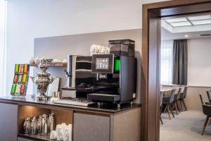 Příslušenství pro přípravu čaje a kávy v ubytování Hotel am Dom