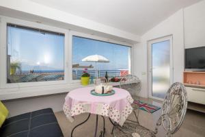 a living room with a table and chairs and a window at Apartments Vesela in Podaca
