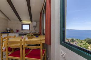 een keuken met een tafel en uitzicht op de oceaan bij Apartment Boris in Gornja Brela
