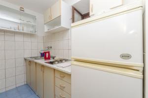 een kleine keuken met een koelkast en een wastafel bij Apartment Boris in Gornja Brela +31 foto's