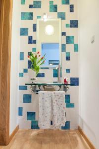 un baño con lavabo y espejo en Fabulous Beach House on the Atlantic, en Baleal