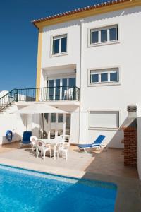 una villa con piscina y una casa en Fabulous Beach House on the Atlantic, en Baleal